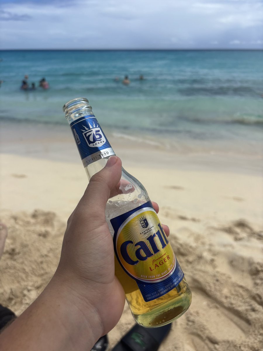 tomdawg14's tweet photo. bringing football to the islands #INSIDEZONE #LANK https://t.co/pyvTGib08G