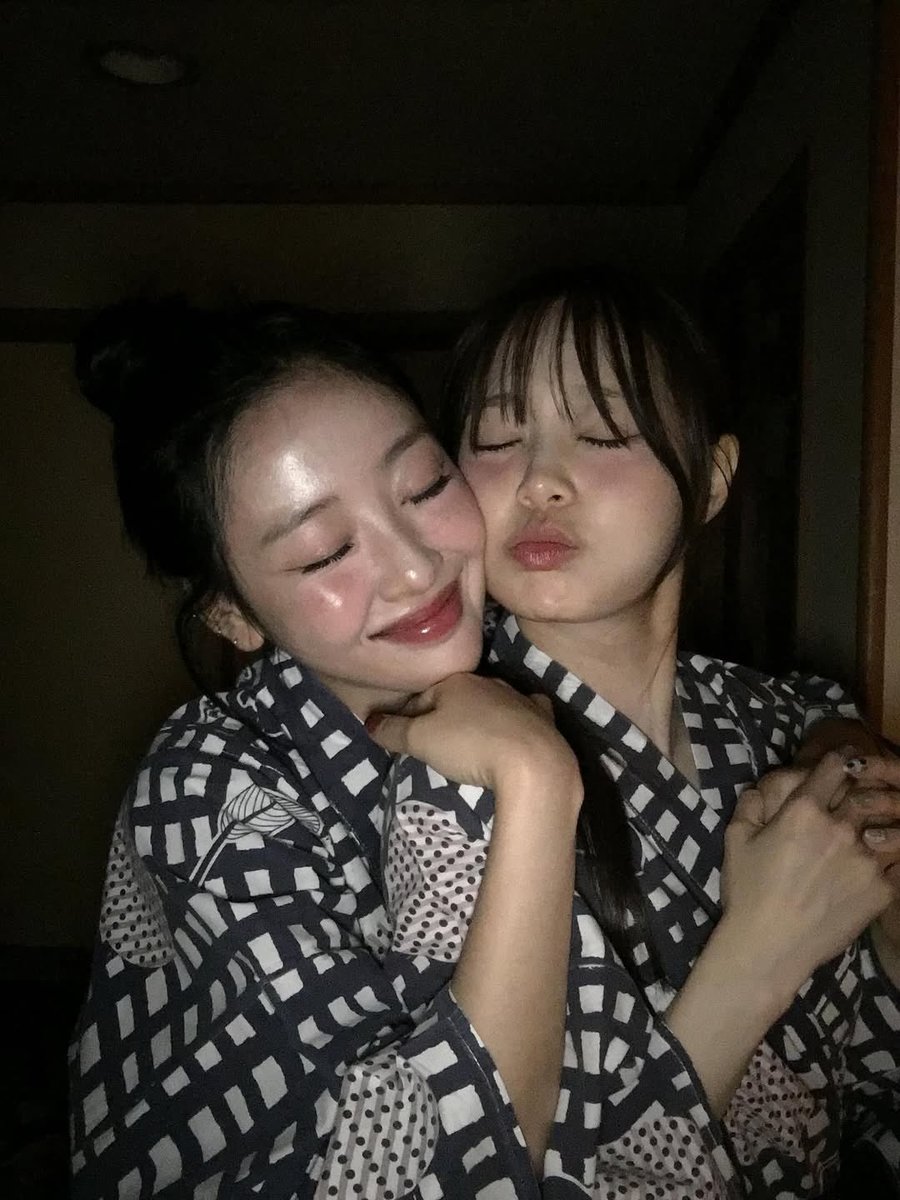 yveryhour's tweet image. new chuuves pic from their japan vacation!