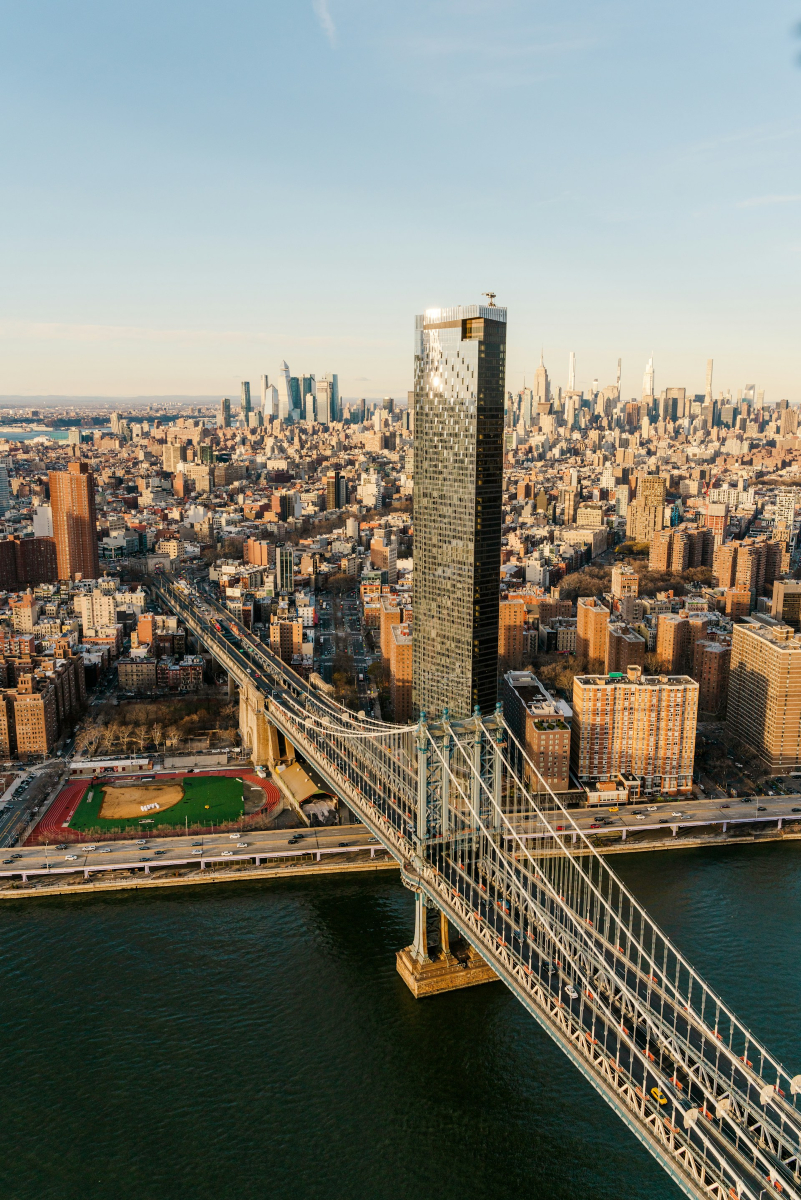 Milesopediafr's tweet image. Depuis le Manhattan Bridge, la vue sur New York est tout simplement époustouflante. Entre architecture et énergie urbaine, c’est un spectacle à ne pas manquer 🌆🌉 #ManhattanViews #NewYorkCity