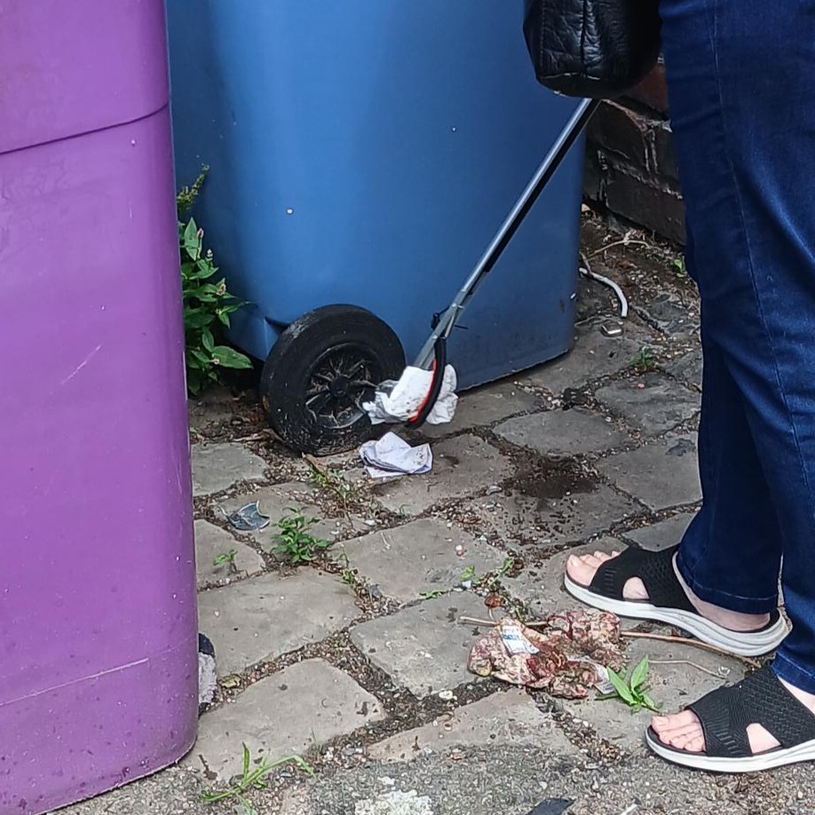 Our teams have been out for Anti-Social Behaviour Awareness Week helping to clean the streets and speaking to residents about what to do if they're concerned 🧹🚩

Noticed behaviour that doesn't seem right? Make sure you report it: liverpool.gov.uk/communities-an…

#MakingCommunitiesSafer