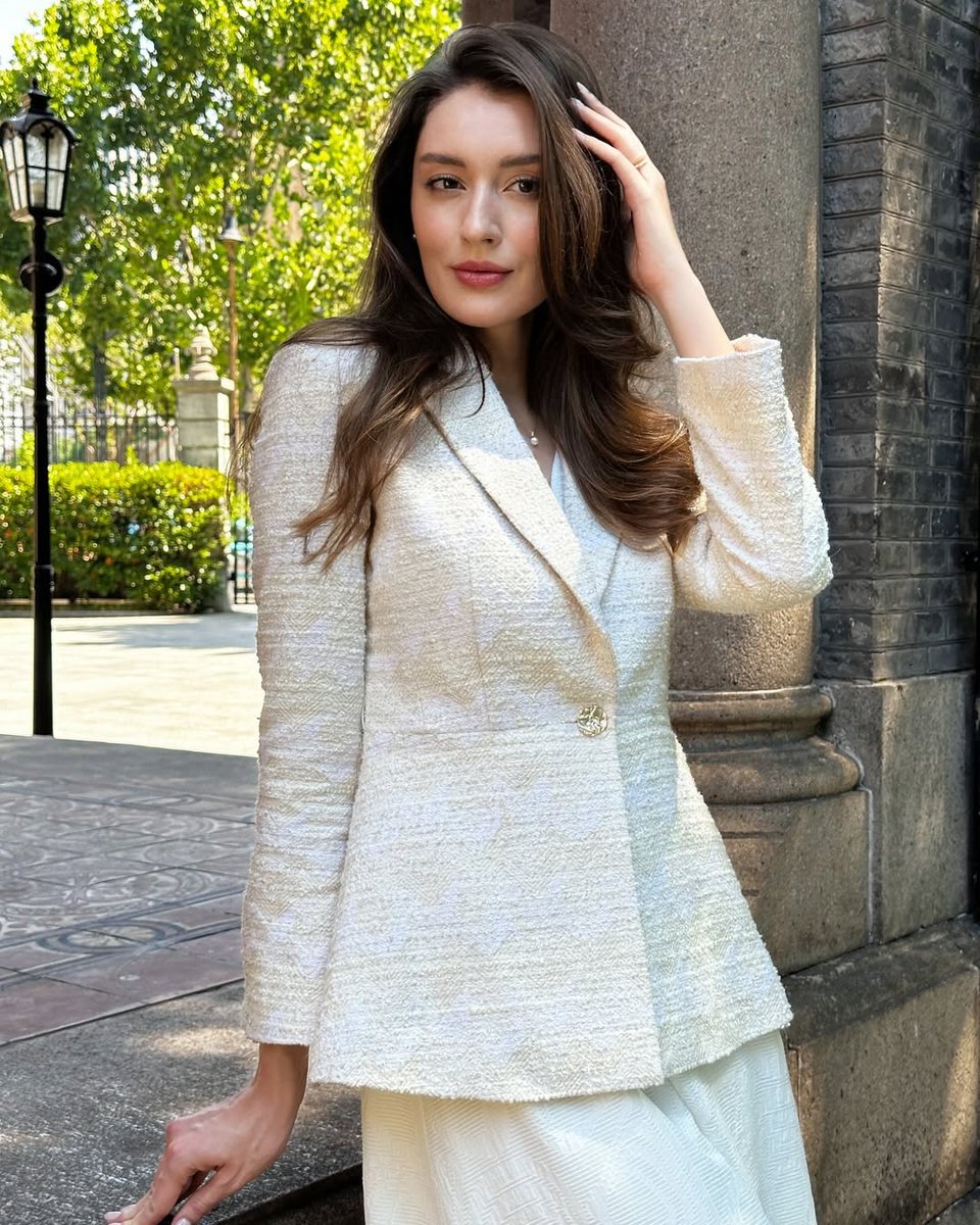 ClaireJadeSmit1's tweet image. ✨Every outfit tells a story — let today’s be intentional, effortless, and quietly powerful.👗
Morning light ☀️, clear mind 🧘‍♀️, and a look that feels like you.
#StyleWithEase #MorningMood #DressedForTheDay