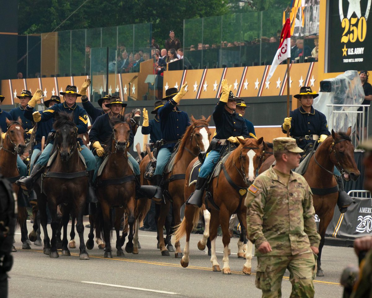 iiiarmoredcorps's tweet image. III Armored Corps takes pride in showcasing why we're America's Hammer. Continuing to celebrate 250 Years of the U.S. Army, 1st Cavalry Division rode M1 Abrams, Bradleys, LMTVs & horses honoring our heritage & unmatched readiness.
@1stCavalryDiv | @USArmy | @FORSCOM