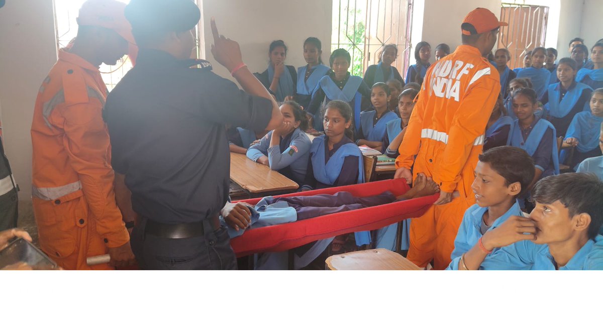 09NDRF's tweet photo. School #SafetyProgramme conducted at #HighschoolAlauli, distt- #Khagaria (Bihar) Students, teachers & other staffs benefited.
Techniques of PHT regarding medical emergencies, bleeding Control, #CPR and #rescuetechniques during flood, earthquake & other emergencies demonstrated. https://t.co/lj0H8OFziu
