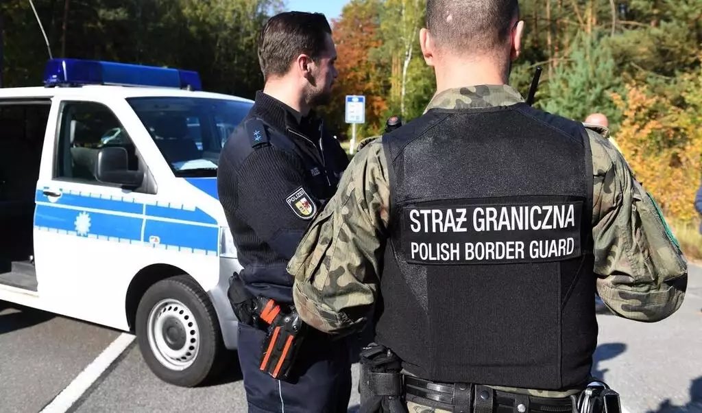 🚨 La Pologne a annoncé RÉINTRODUIRE des CONTRÔLES aux FRONTIÈRES avec l’Allemagne et la Lituanie à partir du 7 juillet. (AFP)