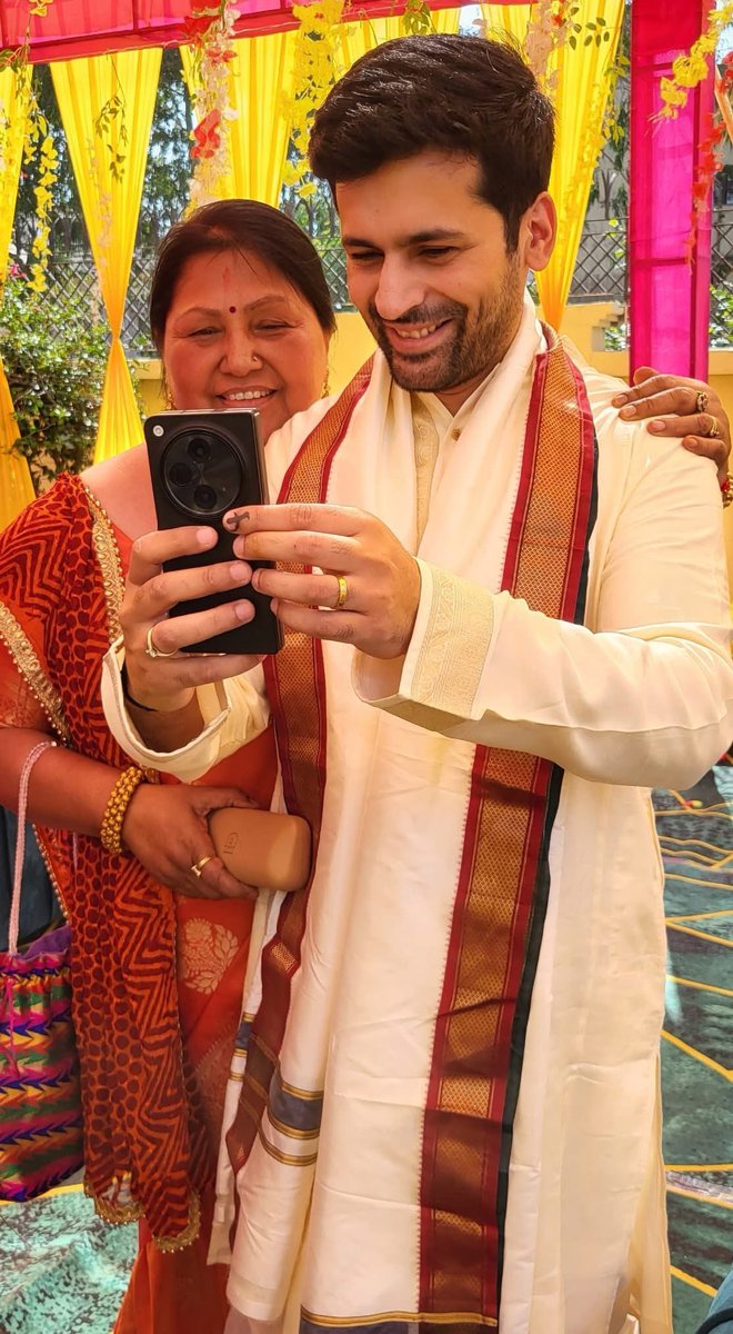 आपको जन्मदिवस की हार्दिक शुभकामनाएं मां,

आपका स्नेह, आशीष, मार्गदर्शन व आशीर्वाद सदैव मिलता रहे।।