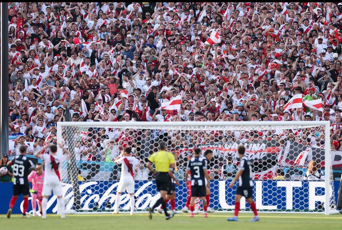 pollo_va's tweet image. Foto para hacer zoom y ver las caras de go-uh! de todos los que estamos ahí.