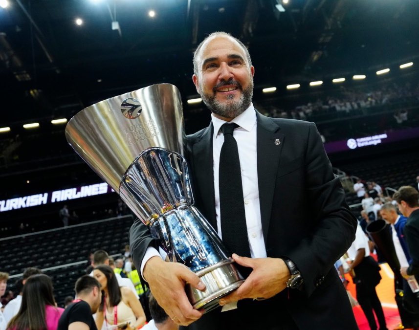 🔚 El Madrid habría comunicado ya a Chus Mateo su despido, así como a su cuerpo técnico al completo

Todo mi agradecimiento y reconocimiento por su tiempo al frente del equipo, por su saber estar y su discreción, además de una buena cosecha de títulos. Madridismo 🤍💜