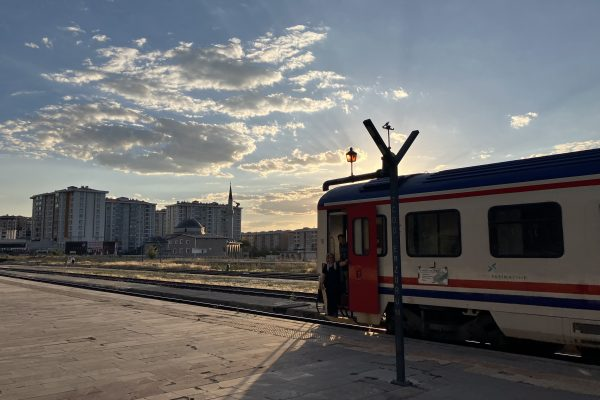 altairviatges's tweet image. «Los trenes tienen algo de masculinidad. Es difícil de explicar, seguramente es más una intuición que una definición».

🗣️ LOS HOMBRES DEL TREN, per Albert Alexandre a @altairmagazine: altairmagazine.com/pasos/los-homb…