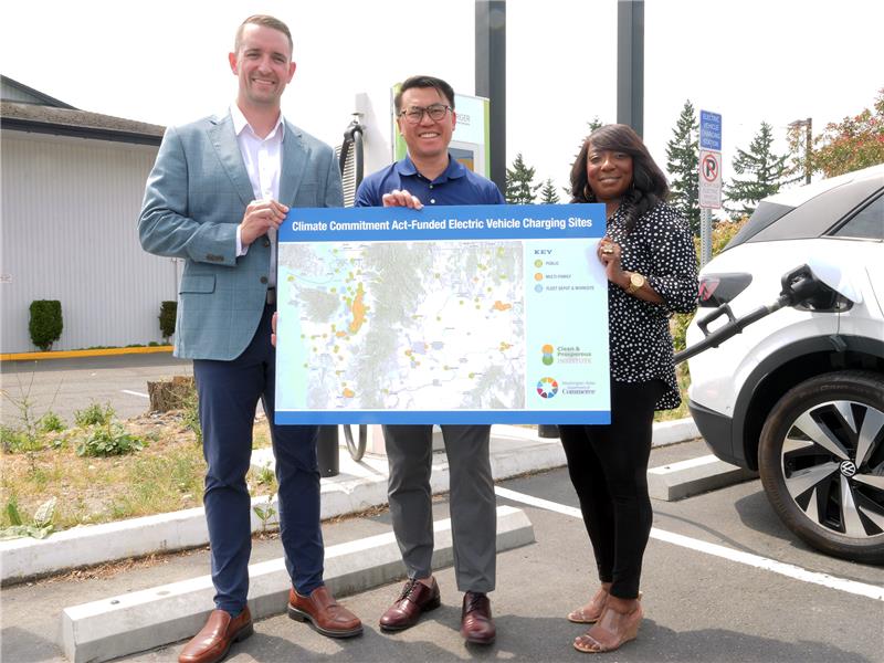 LetsVeloz's tweet image. Washington state is moving fast to close EV infrastructure gaps!
The state’s first site funded through its new EV Charging Program opened this week in Arlington, delivering eight fast-charging ports in just eight months—less than half the typical build time.
To reduce pressure…
