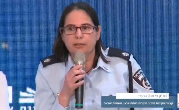 N12News's tweet photo. רפ"ק לי פרל בהירי, קצינה בכירה במשטרת ישראל, פרשה משירות אחרי כמעט 30 שנות קריירה, ומיד לאחר שנכנסה עזיבתה לתוקף פרסמה פוסט נוקב, בו היא ביקרה בחריפות את התנהלות המשטרה בשנים האחרונות.

הקצינה האשימה את המשטרה בשינוי פנים דרמטי מאז הקמת הממשלה הנוכחית . לטענתה, נושאים כמו פשיעה, תאונות דרכים, עבירות מין ואלימות נגד נשים נדחקו, כי מה שחשוב למערכת הוא "קריאות מואזין שמפריעות לתושבים היהודים"

https://t.co/w8R0r5tYmI | @OrRavid