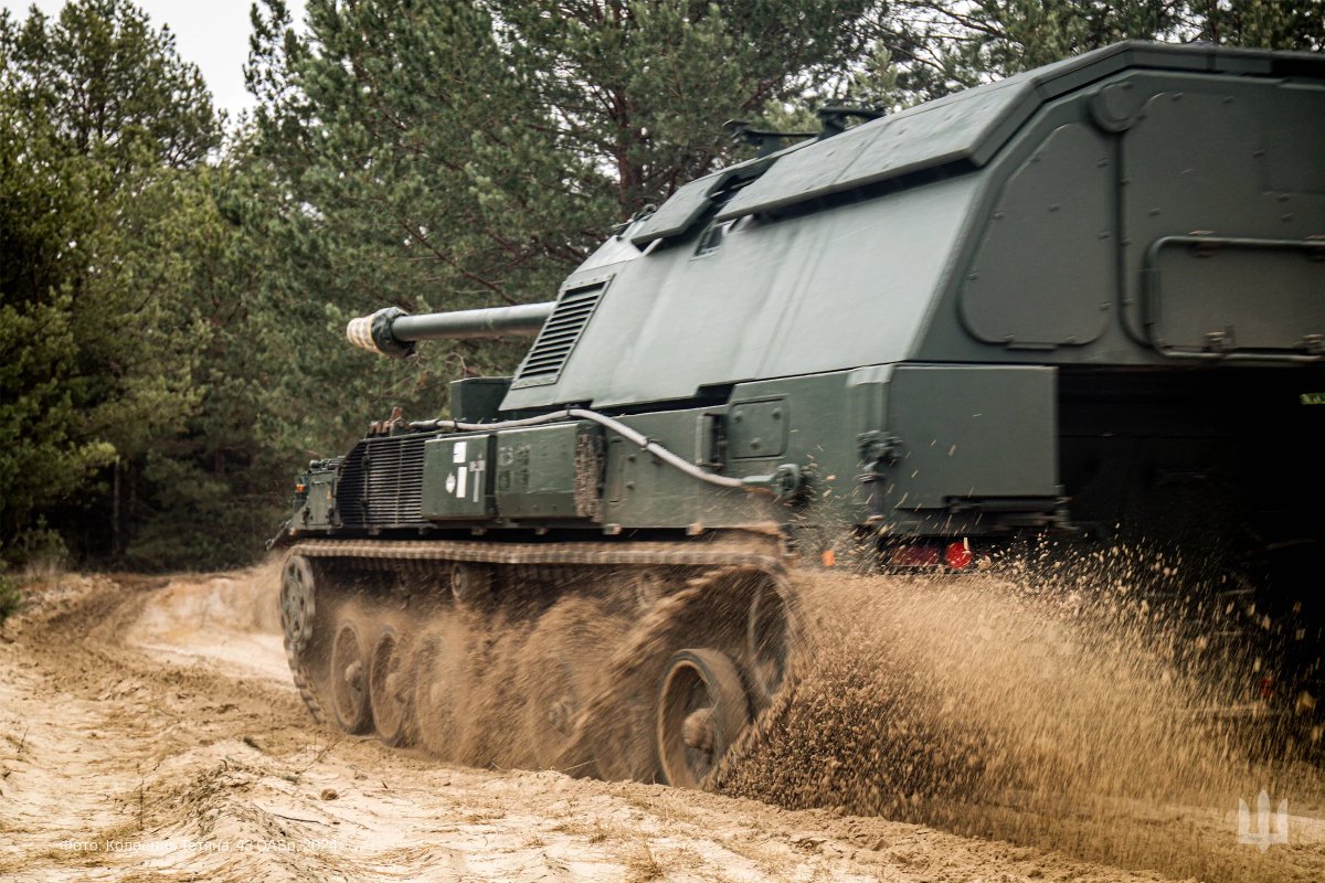 Украина сражается умно и могла бы переломить ход событий на поле боя с большим количеством высокотехнологичных дронов, систем ПВО, ракет дальнего радиуса действия и боеприпасов.Украина выиграет войну в ближайшей перспективе — если и ЕС, и США предоставят ей необходимую помощь.