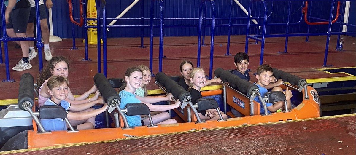 SwithPrimarySch's tweet image. After fabulous day had by all at Drayton Manor. Year 6 were fantastic #Class4Swithland