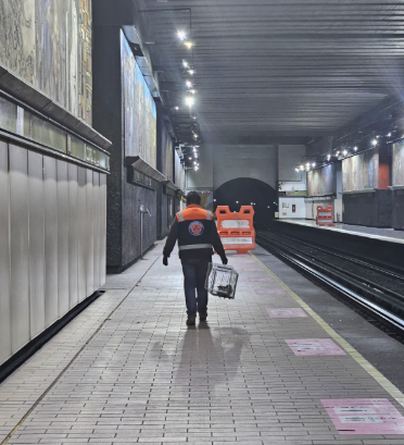 MetroCDMX's tweet photo. Durante la madrugada de este martes, personal de la Coordinación de Gestión Integral de Riesgos y Protección Civil, lograron el rescate de un felino que se encontraba bajo andén de la estación Copilco de la Línea 3. 

El gatito se trata de una hembra, color pardo, que ya había sido detectada en la zona en días previos.