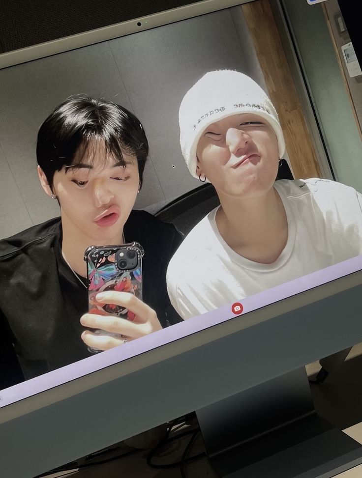 SANRIWOOZFEED's tweet image. 🚪taesan, do you watch the other members’ lives?
🐈‍⬛ pretty much??
🐈‍⬛ who do you guys think is the most fun to watch live?
🐈‍⬛ ah, you probably each have your own fave
🐈‍⬛ who do i think is the most fun
🐈‍⬛ probably riwoo hyung