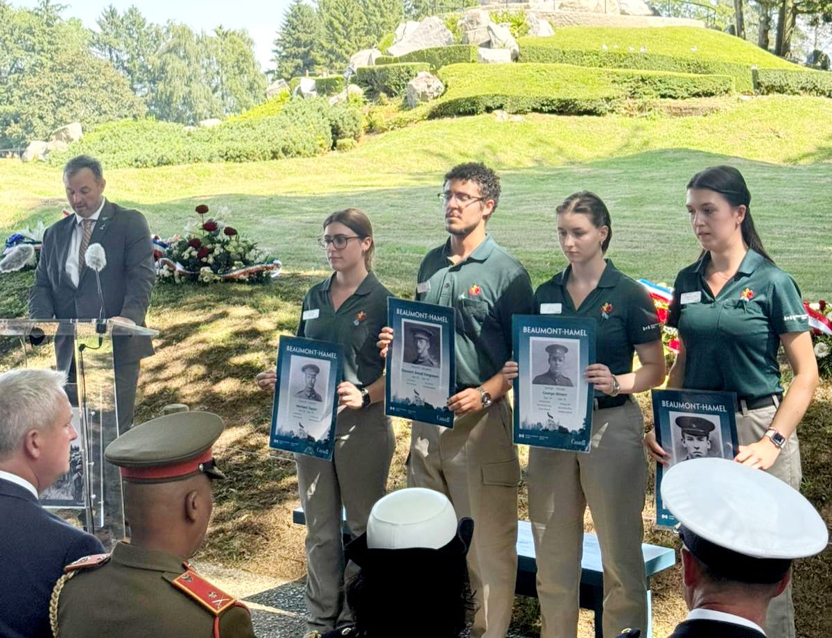 HonStephaneDion's tweet image. Le 1er juillet 1916, quelques 800 soldats de #TerreNeuveetLabrador s’engagèrent dans la bataille de #BeaumontHamel. Seuls 68 d’entre eux répondirent à l’appel le lendemain. Un immense sacrifice que nous commémorons à #BeaumontHamel en présence du PM Hogan @PremierofNL.