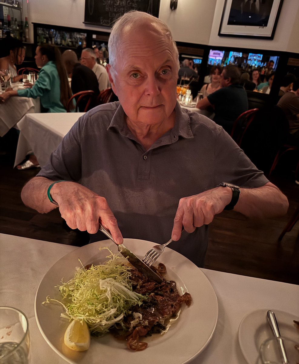 MannysBistroNY's tweet photo. Happy birthday, dear @merrittlutz ! Wishing you all the softshell crabs your heart desires. Cheers to you! 🍸
#mannysbistro #mannysbistrony #softshellcrabs #crabs #seafood #happybirthday #peopleweadore #nyc #newyork #birthdayboy #NewYorkCity #joyeuxanniversaire #bonanniversaire https://t.co/fP409OVr95