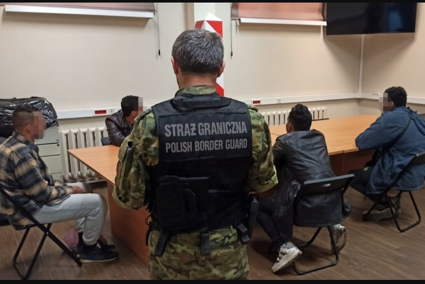 Sluzby_w_akcji's tweet photo. Otrzymujemy wiadomości od funkcjonariuszy Straży Granicznej, nie wszystko jest takie kolorowe, jak przedstawiane jest to przez osoby funkcyjne.

Kilka wniosków z rozmów z nimi:

1. Cudzoziemcy pochodzący m. in. z Erytrei, Somalii czy Etiopii są przekazywani stronie polskiej przez Niemcy bez żadnego potwierdzenia wjazdu na ich teren z Polski — wyłącznie na podstawie ustnych deklaracji i danych przekazywanych przez stronę niemiecką. Co więcej, sami migranci często twierdzą, że nigdy nie byli wcześniej w Polsce, lecz dotarli do Niemiec z terytorium Czech. Brakuje jakichkolwiek dowodów w postaci dokumentów czy innych śladów ich przemieszczania się.

Powyższe potwierdził sam komendant Straży Granicznej w Szczecinie podczas kontroli poselskiej marszałka Krzysztofa Bosaka i posła Krzysztofa Mulawa. Nie weryfikują, tylko biorą ustalenia niemieckich służb za pewnik. Takie są wytyczne z góry.

2. Migranci trafiają następnie do placówek Straży Granicznej, które nie są w żaden sposób przystosowane do przetrzymywania cudzoziemców (brak pomieszczeń dla osób zatrzymanych). W niewielkich pokojach przebywają po kilka dni, w warunkach dalekich od standardów, pod nadzorem funkcjonariuszy oddelegowanych z różnych jednostek, bez odpowiedniego przeszkolenia i zaplecza.

Odnośnie powyższego chcieliśmy zadać kilka pytań rzecznikom SG, ale są tacy rzecznicy co przestali odpisywać nam na maile, a telefonu od nas już nie odbierają.

3. Funkcjonariusze Ci nie mają zapewnionych szczepień ochronnych, w przeciwieństwie do funkcjonariuszy pracujących w strzeżonych ośrodkach, a także właściwego przygotowania do opieki nad tak dużą grupą migrantów.

4. Dodatkowo, w planach funkcjonowania Nadodrzańskiego Oddziału SG (NoOSG) znalazł się projekt utworzenia tzw. CRC — Centrum Rejestracji Cudzoziemców — w PSG Zgorzelec oraz PSG Zielona Góra, mogących jednorazowo przyjąć 30 osób.

Drodzy rzecznicy SG, jeżeli będziecie chcieli się odnieść do powyższego, znacie nasz mail, chętnie zamieścimy wasze stanowisko. 

Zdjęcie ilustracyjne: Straż Graniczna
