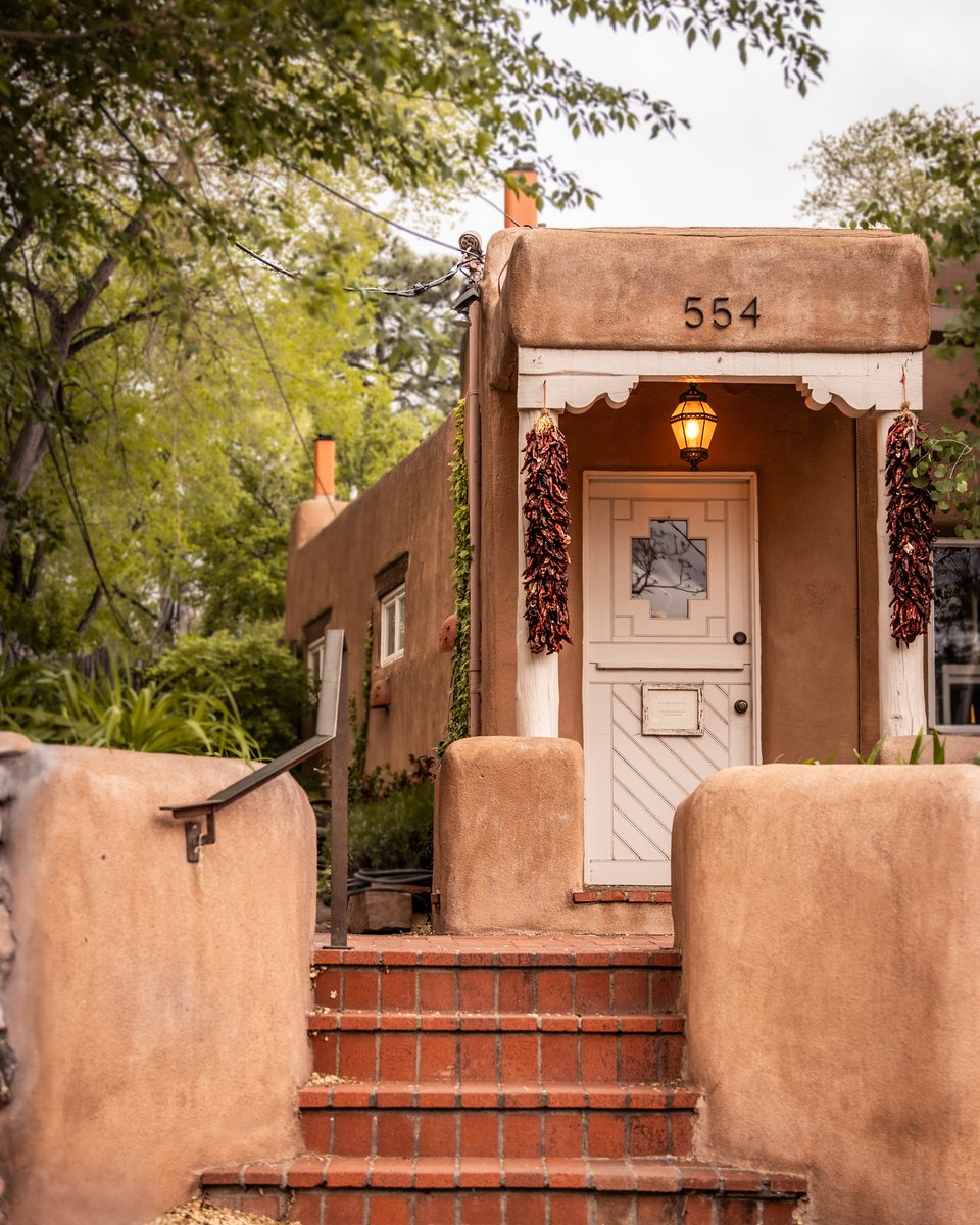 Name more inviting entrances than #SantaFeDoorways. ☺

📸 @jerron_davis06