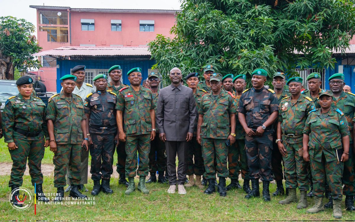 01.07.2025
(1) Aucune unité des #FARDC ne sera mise en retrait dans la nouvelle dynamique.
Ayant reçu du commandant suprême des FARDC, S.E.M FÉLIX ANTOINE TSHISEKEDI TSHILOMBO, la mission de réorganiser et reconstruire les FARDC, le VPM de la Défense Nationale,