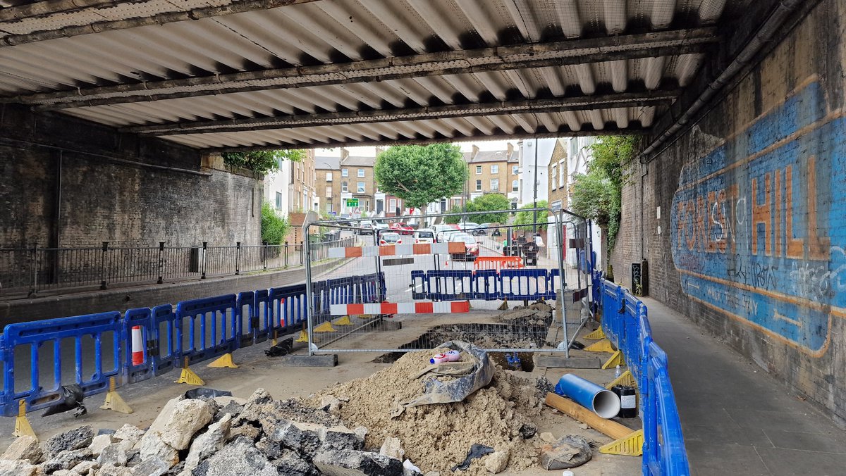 Public Service announcement: with both Thames Water remedial work on the South Circular, and the closure of Dartmouth Road, it is best to avoid driving through Forest Hill for the next two weeks  

#psa #se23 #traffic