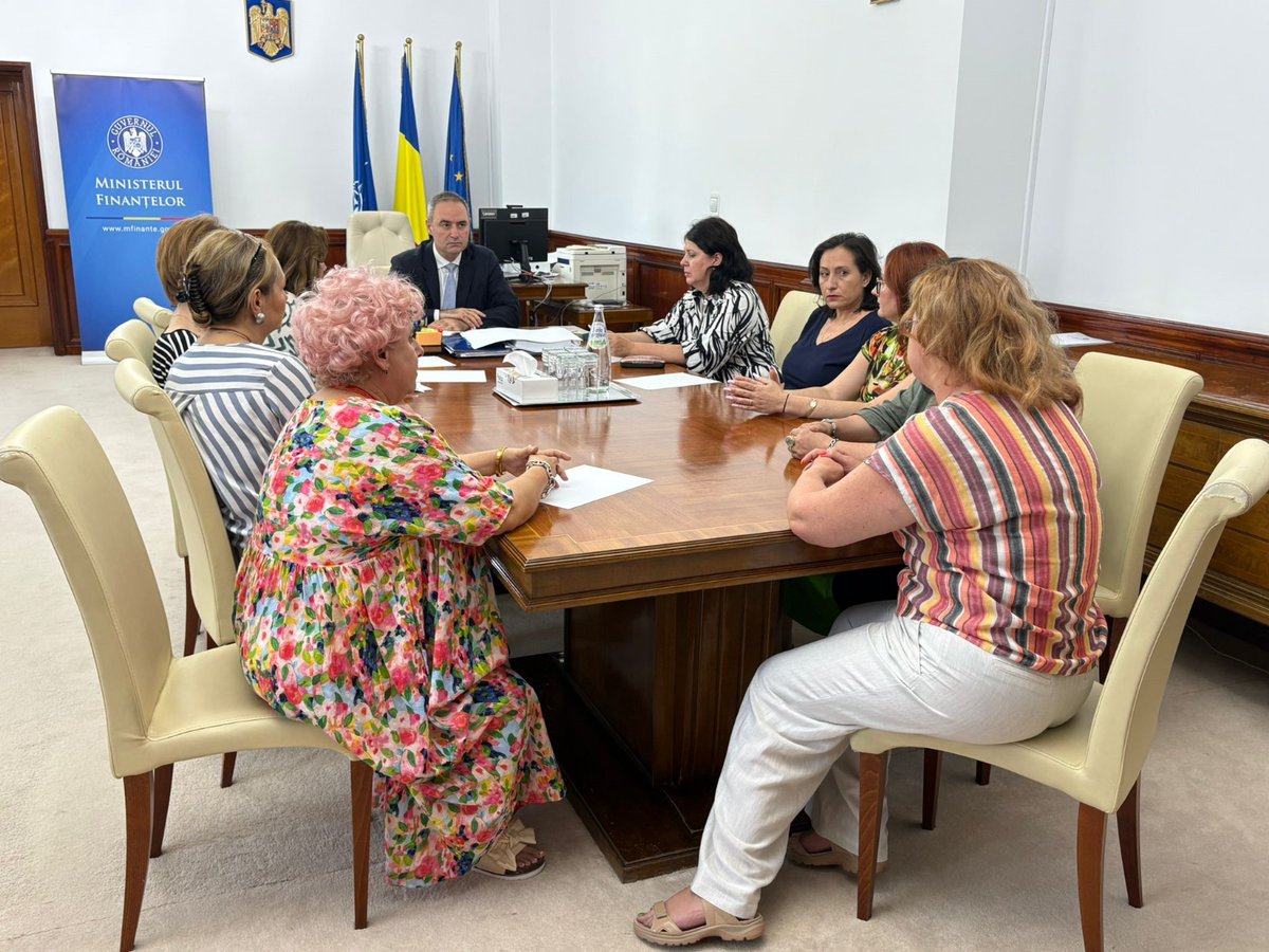 Ministrul Finanțelor a discutat cu angajații din cadrul Ministerului, în contextul planului de măsuri de reducere a deficitului bugetar

Mai multe detalii -- shorturl.at/bKoQm