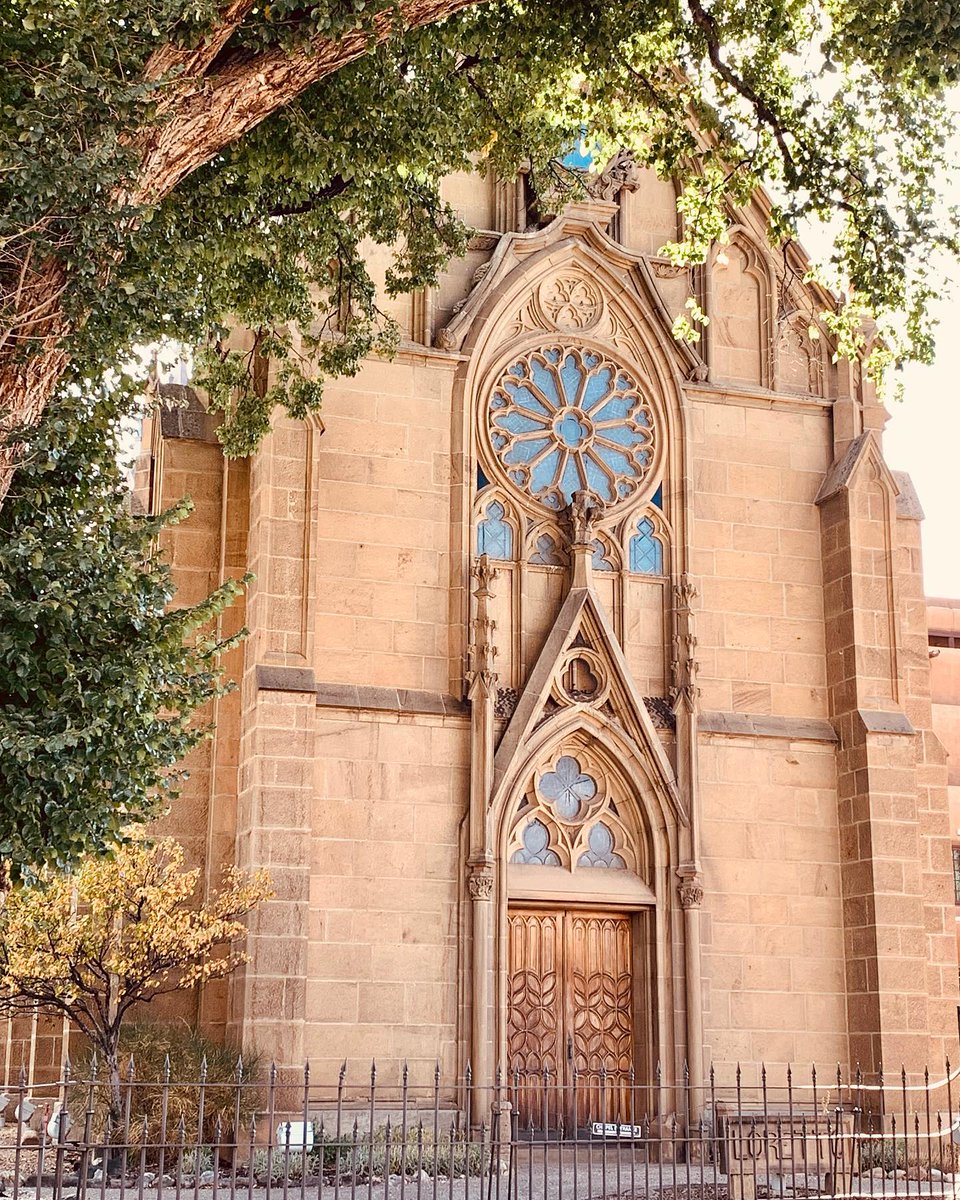 Behind these #SantaFeDoorways lies a miracle.

📸 @linebeaudette