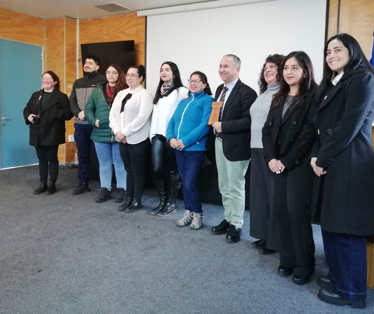 Facea UACh (@faceauach) on Twitter photo Esta mañana se realizó el Cambio de Mando en el <a href="/CerUach/">Centro de Estudios Regionales</a>, instancia en la cual el Ex Director y ahora Rector de la <a href="/UAustraldeChile/">Universidad Austral de Chile</a>, Dr. Egon Montecinos <a href="/EgonElier/">Egon Montecinos</a>, destacó el rol de Centro y entregó la posta a la académica de Facea, Dra. Verónica Fuentes Guarda. Esta mañana se realizó el Cambio de Mando en el <a href="/CerUach/">Centro de Estudios Regionales</a>, instancia en la cual el Ex Director y ahora Rector de la <a href="/UAustraldeChile/">Universidad Austral de Chile</a>, Dr. Egon Montecinos <a href="/EgonElier/">Egon Montecinos</a>, destacó el rol de Centro y entregó la posta a la académica de Facea, Dra. Verónica Fuentes Guarda.