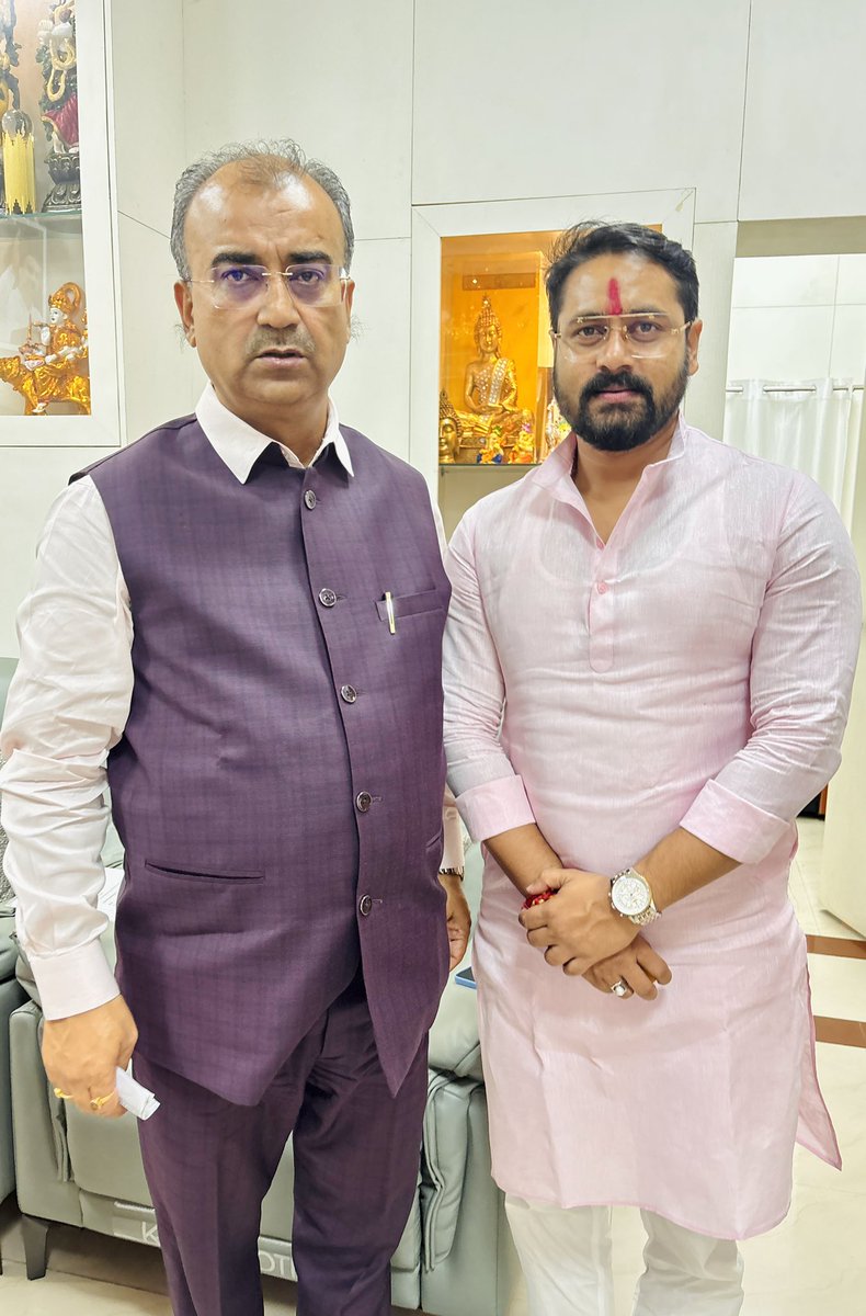 माननीय मंत्री बिहार सरकार श्री मंगल पांडे जी से शिष्टाचारिक मुलाक़ात हुई एवं महनार में सामुदायिक स्वास्थकेंद्र के विषय में भी चर्चा हुई एवं महनार क्षेत्र में स्वास्थ व्यवस्था सुचारू रूप से काम करे उस विषय में भी चर्चा हुई ! #mahnar #नेता_नहीं_बेटा  #neta  #vidhansabha  #elections