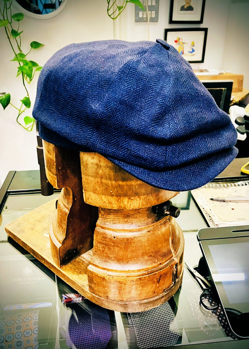 Stefan Diemer (@diemerstefan) on Twitter photo Customizing my serendipitous Birmingham <a href="/CL2025Conf/">Corpus Linguistics Conference 2025</a> souvenir from Peter Forson hat shop in beautiful Great Western Arcade 🎩👒 A flat cap seems just the thing! Not sure what this device is called, though 🤔 #cl2025 Customizing my serendipitous Birmingham <a href="/CL2025Conf/">Corpus Linguistics Conference 2025</a> souvenir from Peter Forson hat shop in beautiful Great Western Arcade 🎩👒 A flat cap seems just the thing! Not sure what this device is called, though 🤔 #cl2025