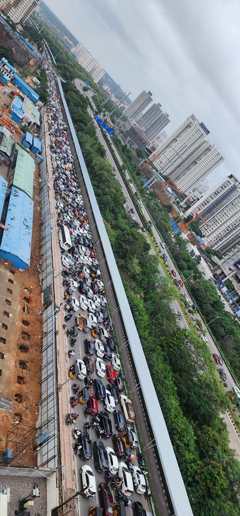 hyderabadprop's tweet photo. 🛑 Urgent Infrastructure Need at myhome Avatar Junction  We urgently need a flyover Or underpass at myhome Avatar Junction, Kokapet.  With rapidly growing traffic due to projects like Neopolis, Golden Mile, and multiple luxury and high-rise developments, myhome Avatar Junction is turning into a choke point during peak hours.  

📷 Thousands of vehicles cross this point daily 
📷 A flyover will ease traffic, ensure commuter safety, and support Hyderabad’s global infrastructure image  📷 We urge GHMC, HMDA, and the Telangana 
Government to take immediate action and prioritize this flyover under the Strategic Road Development Plan (SRDP).  Let’s build infrastructure that keeps up with Hyderabad’s growth!  
#HyderabadDevelopment#AvatarJunction #FlyoverNeeded #KokapetTraffic #PropGo #UrbanPlanning