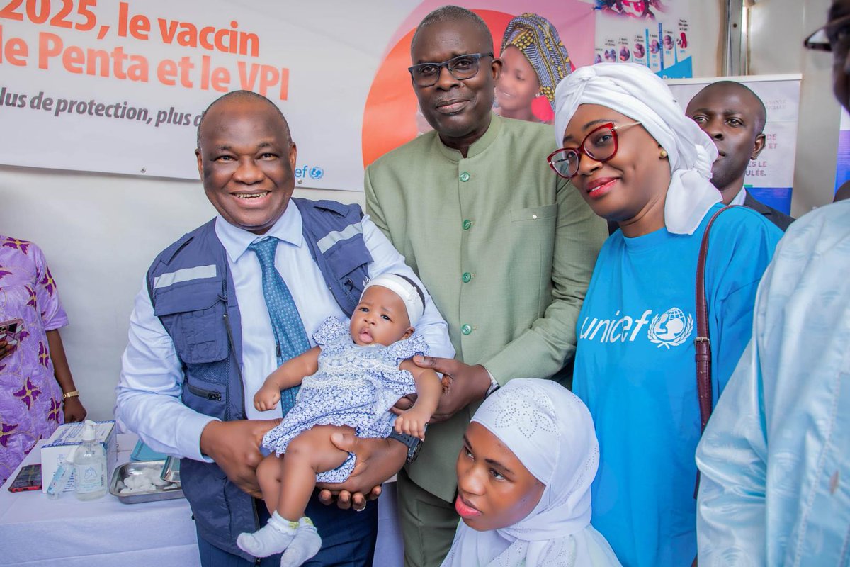 OMS Afrique (@oms_afrique) on Twitter photo 🟡 Étape historique pour le #Sénégal🇸🇳 !
Avec le soutien de @Gavi_fr, @UNICEFPOLIO, <a href="/gateshealth/">Gates Health</a> et l’Initiative mondiale pour l’éradication de la polio #IMEP, <a href="/santegouv_sn/">Ministère de la Santé et de l'Action sociale</a> & <a href="/WHO/">World Health Organization (WHO)</a> ont introduit le vaccin hexavalent dans le programme élargi de vaccination - protégeant les 🟡 Étape historique pour le #Sénégal🇸🇳 !
Avec le soutien de @Gavi_fr, @UNICEFPOLIO, <a href="/gateshealth/">Gates Health</a> et l’Initiative mondiale pour l’éradication de la polio #IMEP, <a href="/santegouv_sn/">Ministère de la Santé et de l'Action sociale</a> & <a href="/WHO/">World Health Organization (WHO)</a> ont introduit le vaccin hexavalent dans le programme élargi de vaccination - protégeant les