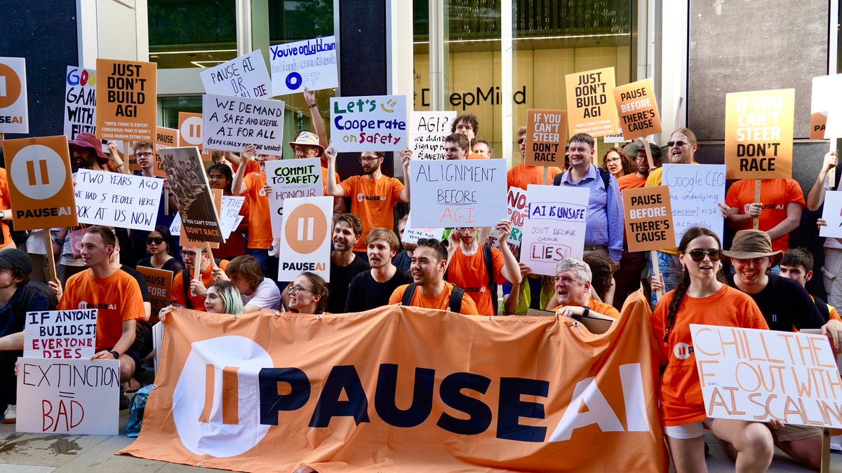 We turned up in our droves outside Google DeepMind's office to hold them accountable for their broken promises. 🧵