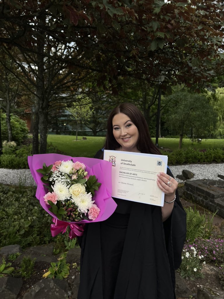DionneHossack's tweet image. Graduation Day!👩🎓
18 years of education has came to an end with a BA (Joint Hons) in Politics, International Relations and Social Policy from the @UniStrathclyde 🤍