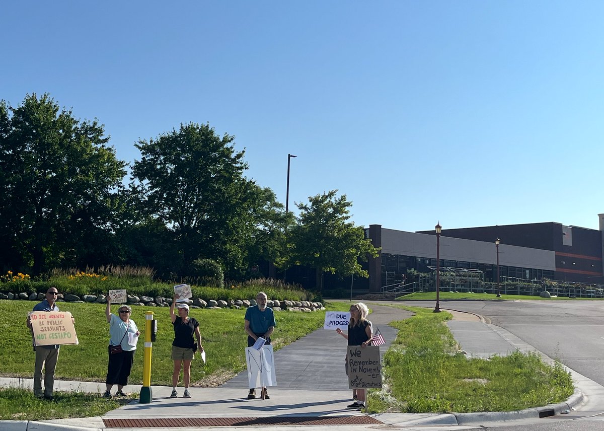 SEIU26's tweet image. Trump Admin official Stephen Miller asked ICE: “Why aren’t you at Home Depot?”
Now they are. Today, in Minneapolis, we were as well.
Today we joined a nationwide day of action to spread important Know Your Rights info to keep our neighbors safe. #SolidaritySummer