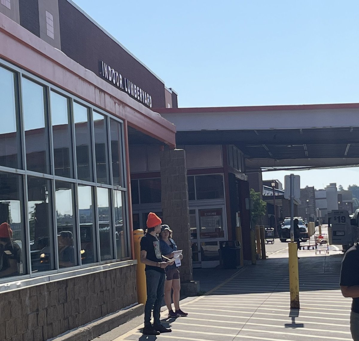 SEIU26's tweet image. Trump Admin official Stephen Miller asked ICE: “Why aren’t you at Home Depot?”
Now they are. Today, in Minneapolis, we were as well.
Today we joined a nationwide day of action to spread important Know Your Rights info to keep our neighbors safe. #SolidaritySummer