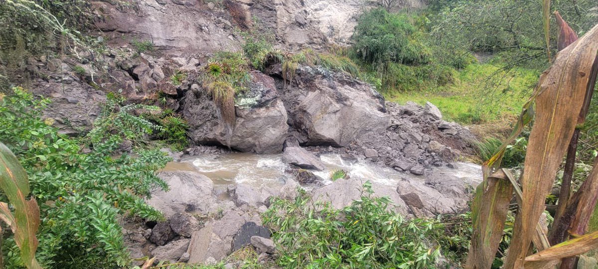 RiesgosCuenca's tweet photo. 🚨 Deslizamiento en Tarqui (Zhucay) por caída de rocas.

🌊 Bloqueo parcial del río Tutupali. Nivel del agua sube, sin afectar viviendas.

⚠️ Evitar acercarse al cauce. Se requiere limpieza y retiro de rocas.

@czamoramatute @MunicipioCuenca https://t.co/vWfcTjexzA