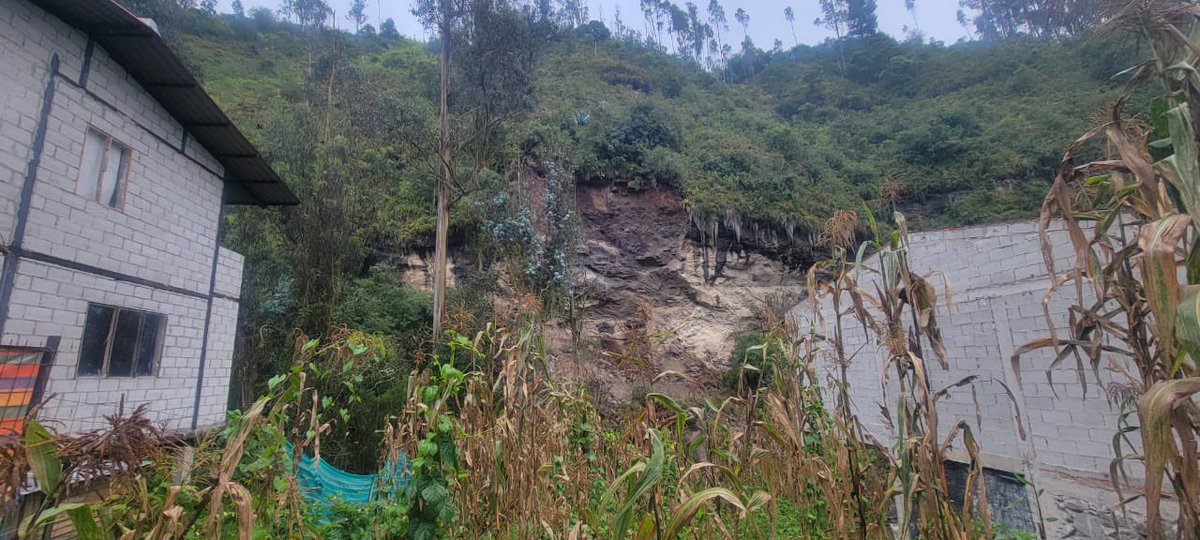 RiesgosCuenca's tweet photo. 🚨 Deslizamiento en Tarqui (Zhucay) por caída de rocas.

🌊 Bloqueo parcial del río Tutupali. Nivel del agua sube, sin afectar viviendas.

⚠️ Evitar acercarse al cauce. Se requiere limpieza y retiro de rocas.

@czamoramatute @MunicipioCuenca https://t.co/vWfcTjexzA