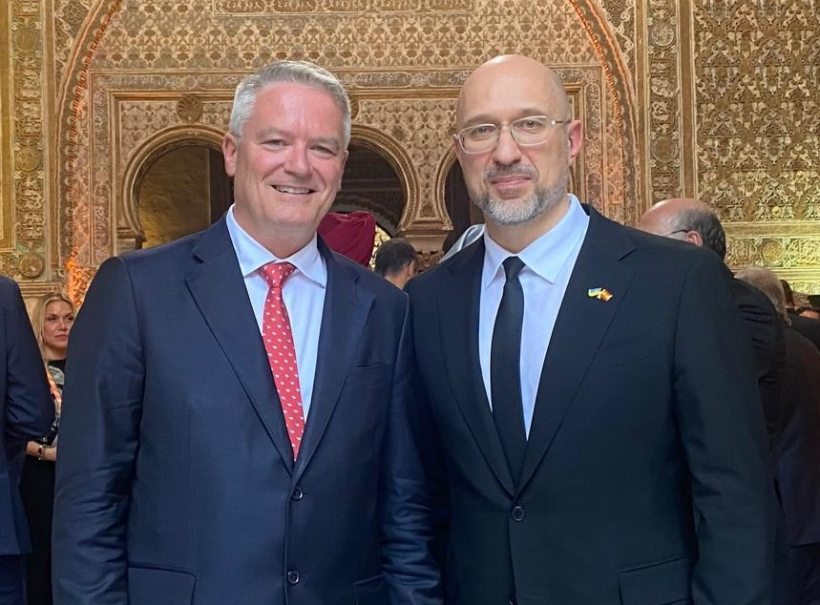 Kabmin_UA_e's tweet photo. We expect Ukraine to join the @OECD in 2026: @Denys_Shmyhal had meeting with OECD Secretary-General @MathiasCormann 
https://t.co/nCIqOKcW5i
#Economy #EuroIntegration https://t.co/iWXiZgjomf