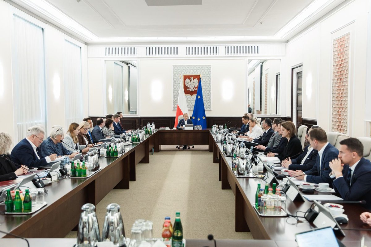 SeniorzyKPRM's tweet image. 🏛 Rada Ministrów przyjęła projekt ustawy dot. systemu szpitalnego.
Celem projektu ustawy jest:
✔️ racjonalizacja i uelastycznienie PSZ,
✔️ konsolidacja podmiotów leczniczych,
✔️ silniejszy nadzór nad programami naprawczymi.