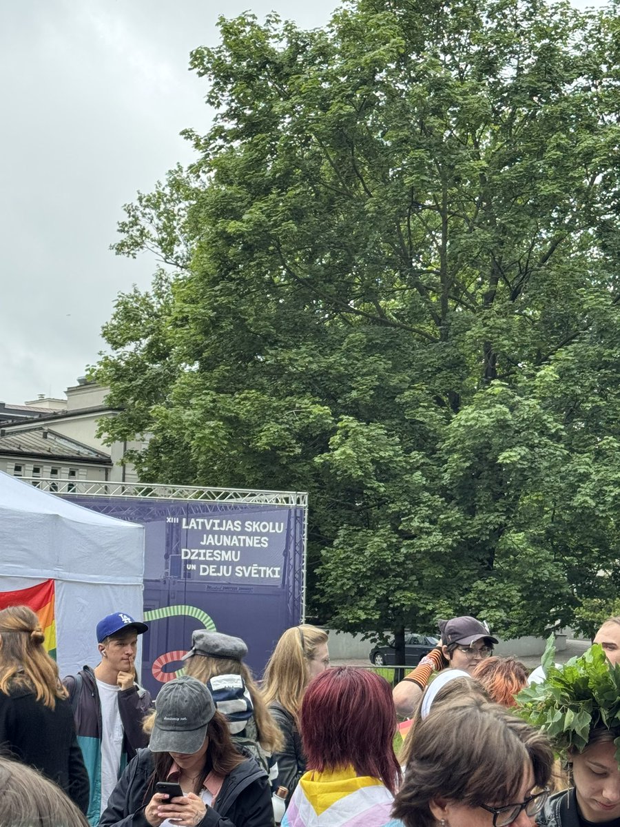 RamonaPETR's tweet image. Esot iebildumi, ka  Dziesmu svētku repertuārā iekļauj dziesmas par māti un tēvu, par puiša un meitenes mīlestību …Jo dažiem dziedātājiem esot homoseksuālajām jūtas un domas par dzimuma maiņu, dažiem neesot tēva, tāpēc nevar dziedāt par tēvu un māti. 
Nopietni? Kam ir šie…
