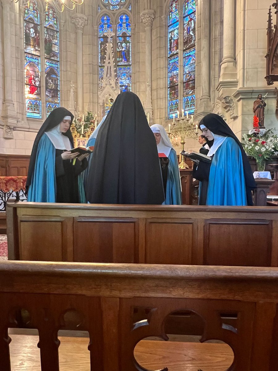 StJosephShrineD's tweet image. Continued prayers from our parish pilgrimage group! Asking for the intercession of all the great kings of France! Saint Louis, pray for us! St. Denis, pray for us! Mass sung by our Sisters at the Institute retreat house. 🙏🏼