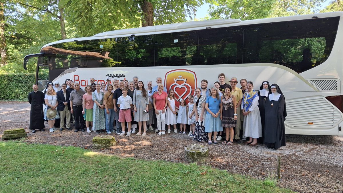 StJosephShrineD's tweet image. Continued prayers from our parish pilgrimage group! Asking for the intercession of all the great kings of France! Saint Louis, pray for us! St. Denis, pray for us! Mass sung by our Sisters at the Institute retreat house. 🙏🏼