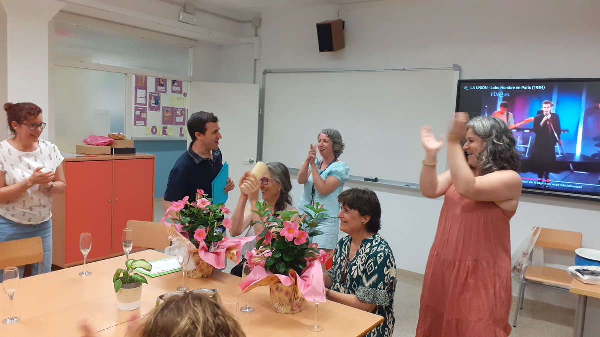 CfaCornella's tweet photo. El @cfacornella som una gran família!🥰Ahir,juntes vam acomiadar el #Curs2425 tot celebrant la jubilació de dues docents emblemàtiques del Centre, la Flor i la Socorro. Agraïm també a la Montse i la Yaiza,personal PAS,la seva feina i dedicació, així com a tot l'#EquipàsDocent!😍 https://t.co/DBD24E0wnu