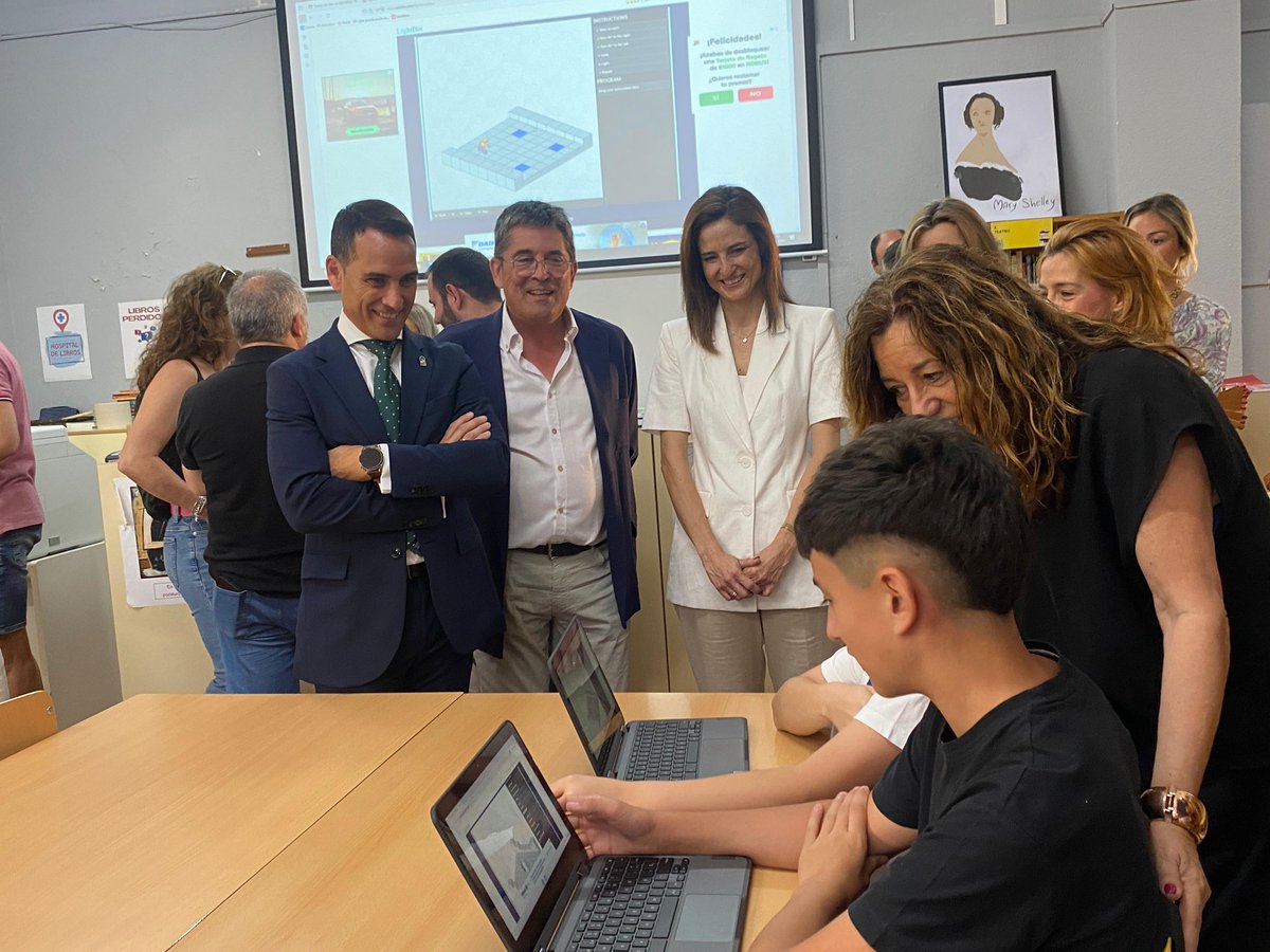 Francisco j. Solano (@fjsolano76) on Twitter photo ✅Acompañamos a la Consejera de <a href="/EducaAnd/">Consejería Desarrollo Educativo y FP</a>, <a href="/MC_CastilloMena/">Mª Carmen Castillo Mena</a> al IES Santo Reino de Torredonjimeno en Jaén.
👉🏻Inauguramos el Programa de Refuerzo Estival, iniciativa pública y gratuita que impulsa el éxito escolar y facilita la conciliación familiar. ✅Acompañamos a la Consejera de <a href="/EducaAnd/">Consejería Desarrollo Educativo y FP</a>, <a href="/MC_CastilloMena/">Mª Carmen Castillo Mena</a> al IES Santo Reino de Torredonjimeno en Jaén.
👉🏻Inauguramos el Programa de Refuerzo Estival, iniciativa pública y gratuita que impulsa el éxito escolar y facilita la conciliación familiar.