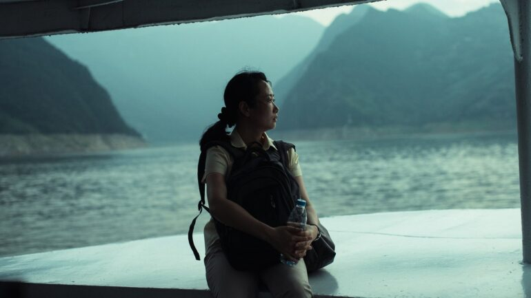 Confirmamos que "A la deriva" es una película descomunal: compleja, emocionante, extraña, llena de desvíos y de misterios y de momentos que ponen los pelos de punta. Lo de Jia Zhangke es de otro planeta