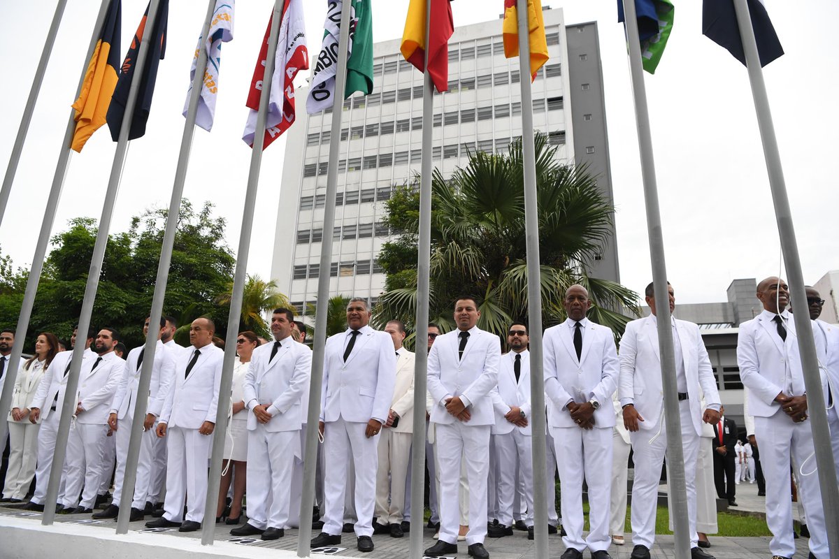Nadie admite que el gran atraso de la sesión de hoy de la Asamblea obedece a la grave intromisión del Ejecutivo en ese órgano del Estado.
Operación Torcedura de Brazos.
DICTADURA.