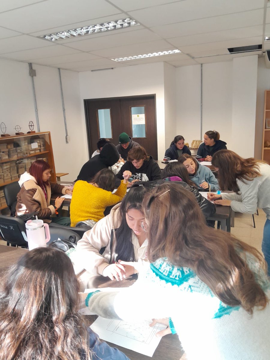 Exactas_UNRC's tweet image. Chicos y chicas del último año del nivel secundario de Río Cuarto y de localidades de la región participaron de una propuesta de vinculación educativa en la Facultad, donde se interiorizaron sobre minerales, rocas, agua subterránea y riesgos ambientales
exa.unrc.edu.ar/estudiantes-se…