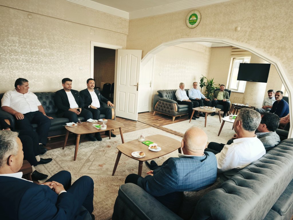 MÜSİAD Van (@musiadvan) on Twitter photo MÜSİAD Van Şubesi olarak, Başkanımız Abdullah ARAS riyasetinde üyelerimizle birlikte HÜDA-PAR Van Şubesine iadeyi ziyaret gerçekleştirdik. Bölgemizin gündemlerini görüştük. Nazik kabulleri için çok teşekkür ederiz.
<a href="/BurhanOzdemirTR/">Burhan Özdemir</a> <a href="/aaras65/">Abdullah Aras</a> <a href="/HudaParVan_/">HÜDA PAR Van</a> <a href="/faruk_tasan/">Faruk TASAN</a> MÜSİAD Van Şubesi olarak, Başkanımız Abdullah ARAS riyasetinde üyelerimizle birlikte HÜDA-PAR Van Şubesine iadeyi ziyaret gerçekleştirdik. Bölgemizin gündemlerini görüştük. Nazik kabulleri için çok teşekkür ederiz.
<a href="/BurhanOzdemirTR/">Burhan Özdemir</a> <a href="/aaras65/">Abdullah Aras</a> <a href="/HudaParVan_/">HÜDA PAR Van</a> <a href="/faruk_tasan/">Faruk TASAN</a>