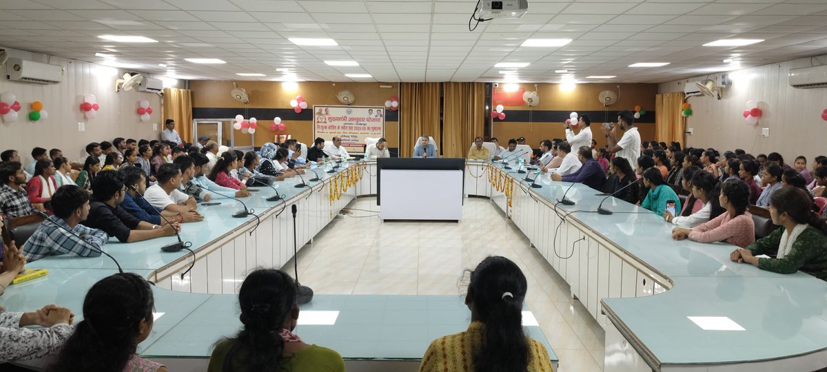 DM FATEHPUR (@dmfatehpur) on Twitter photo विकास भवन सभागार में मुख्यमंत्री अभ्युदय योजनान्तर्गत प्रतियोगी परीक्षाओं हेतु निःशुल्क कोचिंग सत्र 2025-26 की कक्षाओं का शुभारम्भ कर आए हुए प्रतियोगी छात्र/छात्राओं से वार्तालाप कर उनका मार्गदर्शन किया।<a href="/CMOfficeUP/">CM Office, GoUP</a> <a href="/ChiefSecyUP/">Chief Secretary, GoUP</a> <a href="/UPGovt/">Government of UP</a> <a href="/InfoDeptUP/">Information and Public Relations Department, UP</a> <a href="/CommissionerPrg/">Commissioner Prayagraj</a> विकास भवन सभागार में मुख्यमंत्री अभ्युदय योजनान्तर्गत प्रतियोगी परीक्षाओं हेतु निःशुल्क कोचिंग सत्र 2025-26 की कक्षाओं का शुभारम्भ कर आए हुए प्रतियोगी छात्र/छात्राओं से वार्तालाप कर उनका मार्गदर्शन किया।<a href="/CMOfficeUP/">CM Office, GoUP</a> <a href="/ChiefSecyUP/">Chief Secretary, GoUP</a> <a href="/UPGovt/">Government of UP</a> <a href="/InfoDeptUP/">Information and Public Relations Department, UP</a> <a href="/CommissionerPrg/">Commissioner Prayagraj</a>