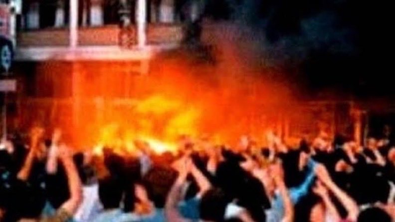 2 Temmuz 1993… ‘Önleri açılmasaydı’bu kadar insan bir araya toplanamaz ve bu kadar insanı yakarak öldüremezlerdi. 2 Temmuz katliamı bir DERİN DEVLET operasyonuydu. Acısı ve isyanı bitmez.. #2temmuzsivaskatliamı